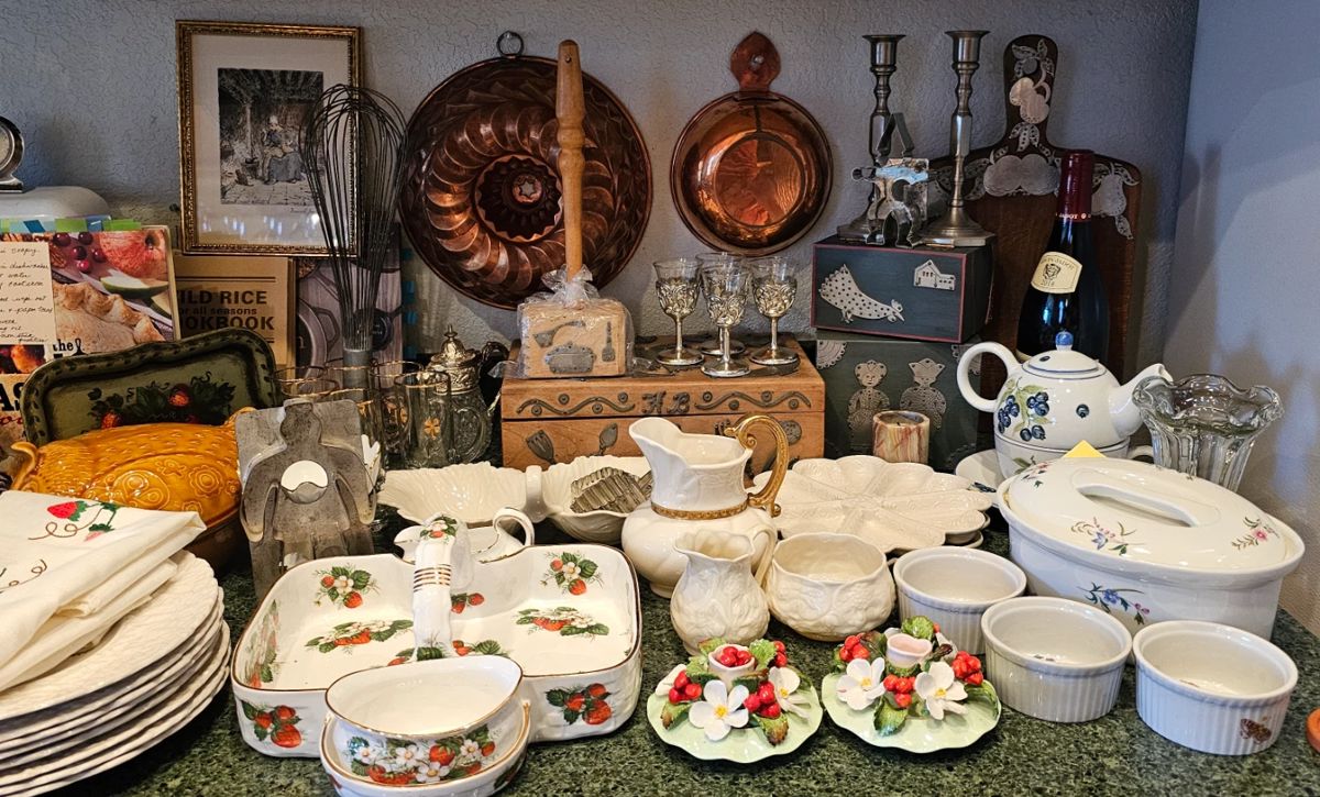 Discount Days: Friday 20% Doak signed Artwork 20% Fri. & Sat.
 Saturday 50% Items over may not be 50% but will be Discounted!
Welcome to Our Sweeter than Honey Estate Sale!It's a beautiful estate with many treasures to be found for yourself or for the up -coming holiday gifting season! ENJOY!