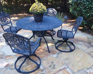 Metal Round Patio Furniture & 4 Metal Chairs 