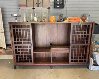 Media cabinet with sliding doors