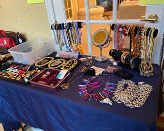 Assorted jewelry 