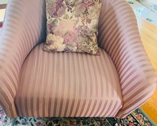 Lovely swivel barrel chair / Price: $140