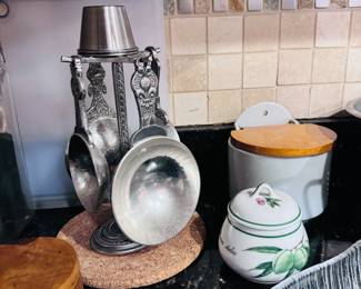 Arthur Court measuring cups