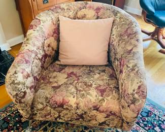 Lovely accent swivel barrel chair / Price: $140