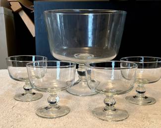 Glass pedestal bowl with serving pedestal bowls