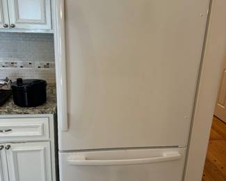Whirlpool refrigerator with icemaker