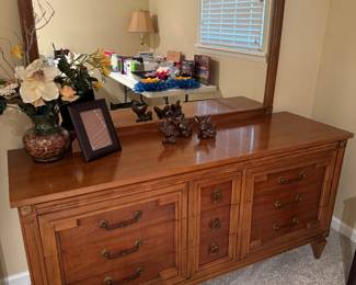 Beautiful Thomasville dresser with mirror