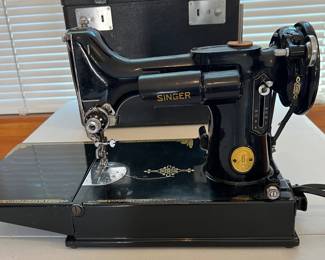Antique Singer portable w/case.