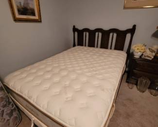 Fyll mattress saatva with mattress cover
Queen headboard 