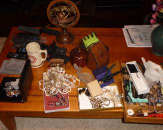 assorted jewelry / ETC
