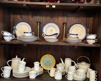 The red glasses on the left and right are sold.