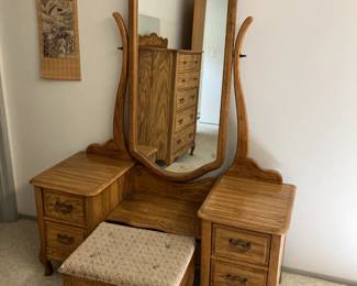 Solid oak vanity w bench