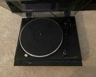 Luxman turntable P-100