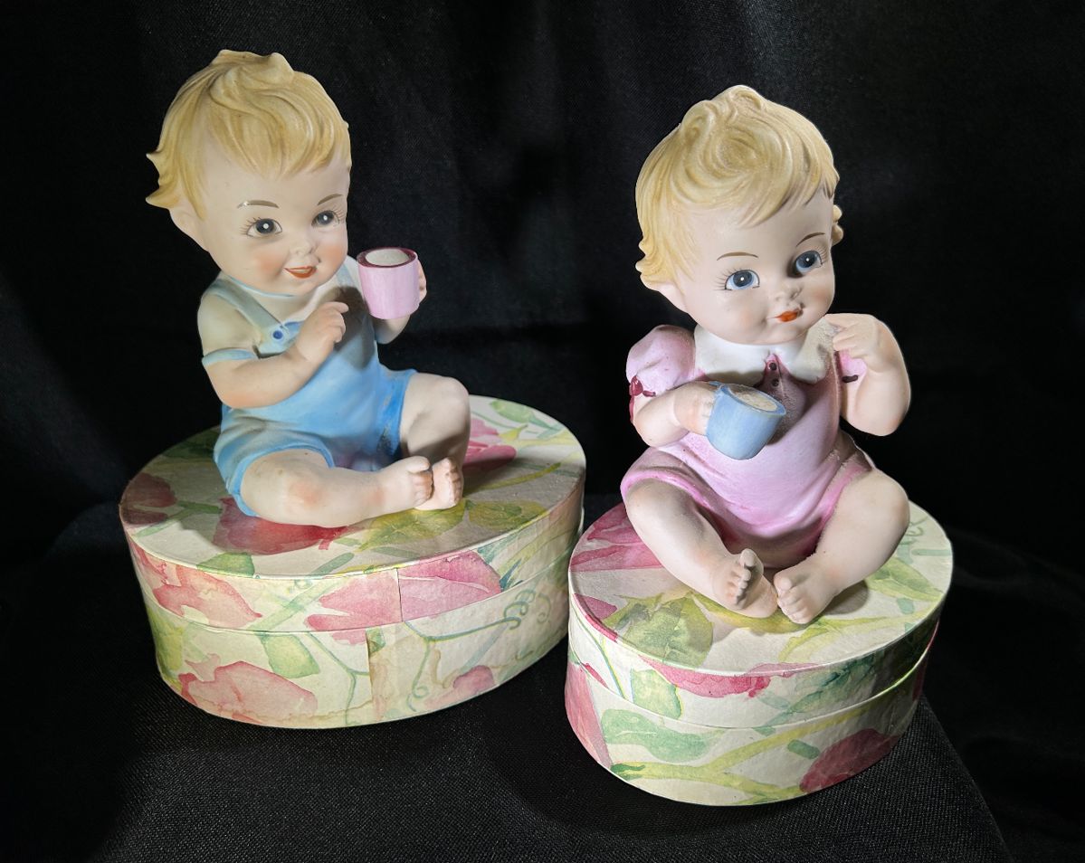 Adorable Vintage Lefton Bisque Porcelain Piano Babies ….
At the end of the 19th century, bisque baby figurines were used to hold a shawl or large piece of material in place on a piano in order to keep it dust free.