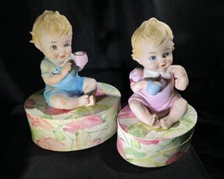 Adorable Vintage Lefton Bisque Porcelain Piano Babies ….
At the end of the 19th century, bisque baby figurines were used to hold a shawl or large piece of material in place on a piano in order to keep it dust free.