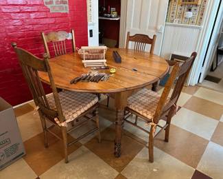 Antique Oak Table w/ 2 Leaves & 4 Chairs