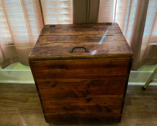 Primitive Bin/storage box 