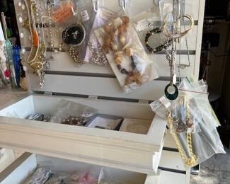 Jewelry , Neckless , Ear rings , Bracelets