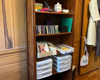 Nice book shelf. Great piece of Furniture.