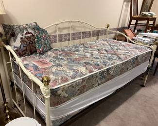 Nice Day bed. Very sturdy