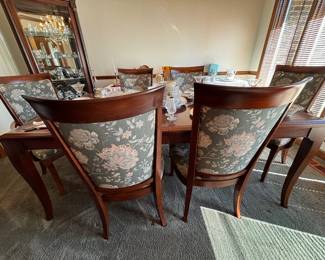 Table w/2 Leaves/Pads, Side Chairs