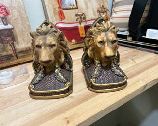 Lion head bookends