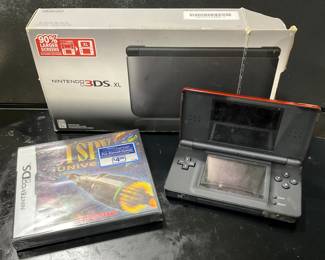 Nintendo 3 DS xl with game 