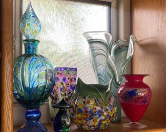 Glass vases and accent pieces, lacquer trays and vases. 