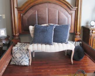 White fabric settee.  Needs to be cleaned.