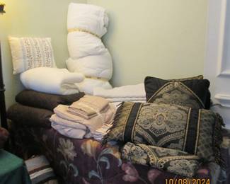 More bedding.  Black decorative pillows on right have matching Queen comforter. 