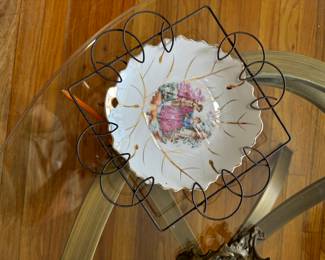 Vintage plates with wire holders. (3)
