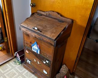 Wooden storage with lid. 