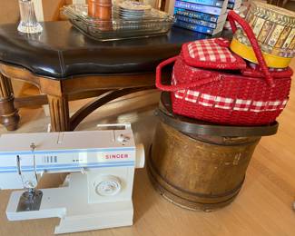 beautiful Bench, just like new Singer sewing machine