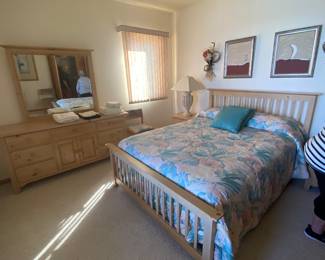 Queen size bed and matching dresser