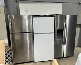 Refrigerators and Tubs Orlando Estate Auction