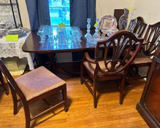 this double pedestal table with leaves and six chairs is very classic