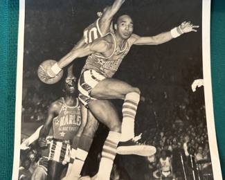 c.1971 Harlem Globetrotters photo with team autographs on the back!