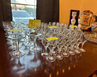 this is a very pretty set of vintage glassware, notice the bowls on the glasses are very pale blue… You can see it better on the next picture