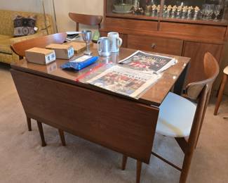 Walnut Dining Room Table w/4 Chairs & 2 Leaves
