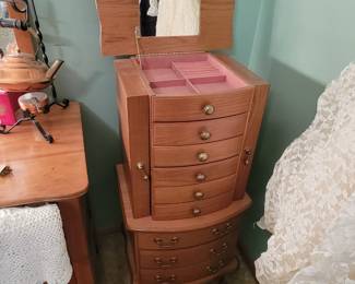 Jewelry cabinet, in excellent condition!
