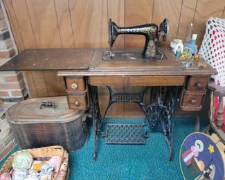 Antique Singer Sewing Machine in Cabinet, Vintage Early 1900s