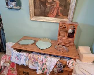 Small chest of drawers. 