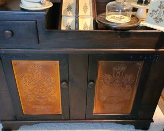 Vintage dry sink/pie saver