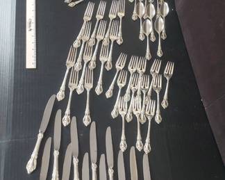 LUNT 12 Piece Silverware Set
