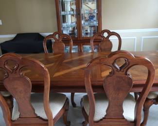 Thomasville  dining room table  and  six  chairs. There  are  table  pads and  2    18"  leaves.  Table  is  44"  x  72".