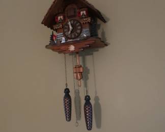 cuckoo clock  -  works  on  batteries