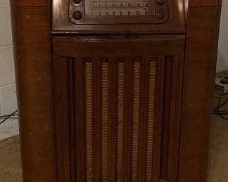  05 Large Philco Radio