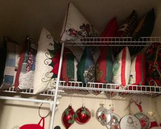 COLLECTION OF CHRISMAS PILLOWS