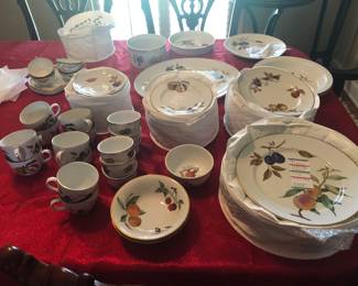 Royal Worcester 9 sald,6dinner,8 saucers,10 bread butter, 10cups 2 cereal bowls. Never used no chips. $270.00 for set