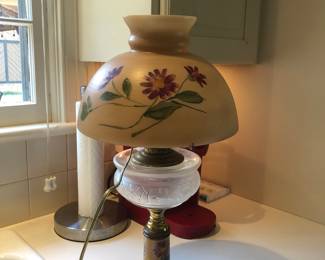 Great grandmothers' hand painted lamp. In good and working condition.