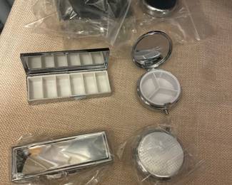 Mirror Pill Boxes Silver Tone. Great for resin, glitter and vinyl.